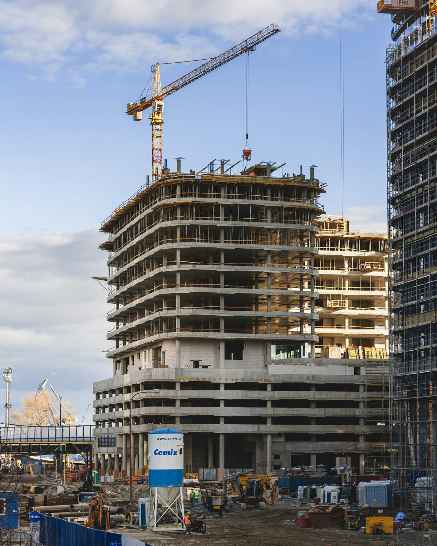 Fotografia di avanzamento di un edificio in costruzione